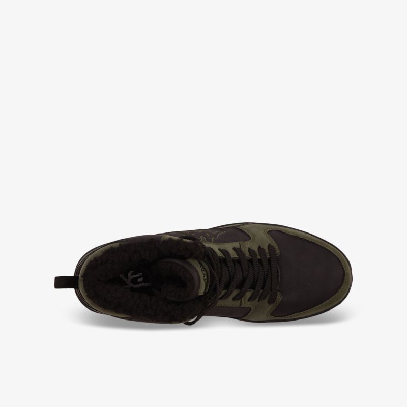 Moderner schwarzer Sneaker mit Camouflage-Design und bequemer Passform von oben gesehen.