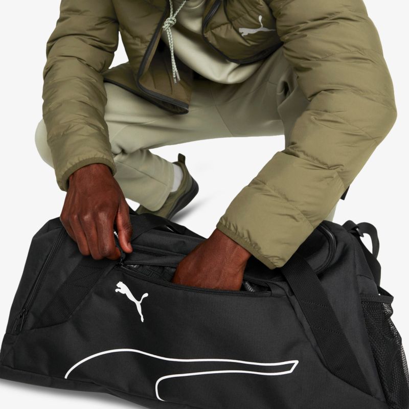 Sportliche Puma-Tasche in modernem Design, ideal für Reisen und Fitness, mit viel Stauraum und robusten Griffen.