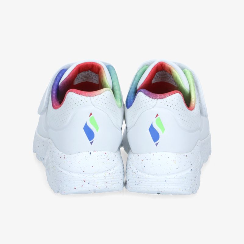 Weißer Sneaker mit bunter Innenseite, moderner Look und gepolsterter Ferse für hohen Tragekomfort