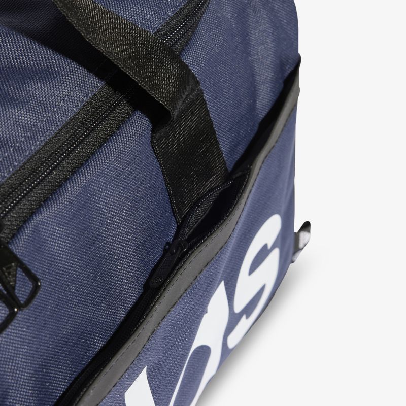 Detailaufnahme einer stilvollen, strapazierfähigen Sporttasche mit praktischem Reißverschluss und Tragegriff