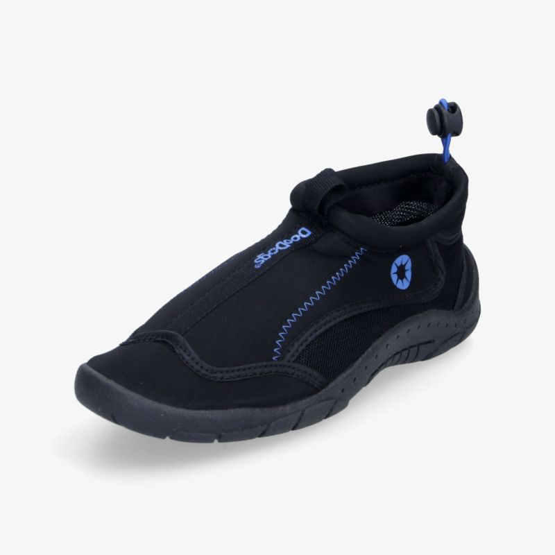 Leichter, flexibler Wasserschuh in Schwarz mit blauen Akzenten und rutschfester Sohle für optimalen Halt.