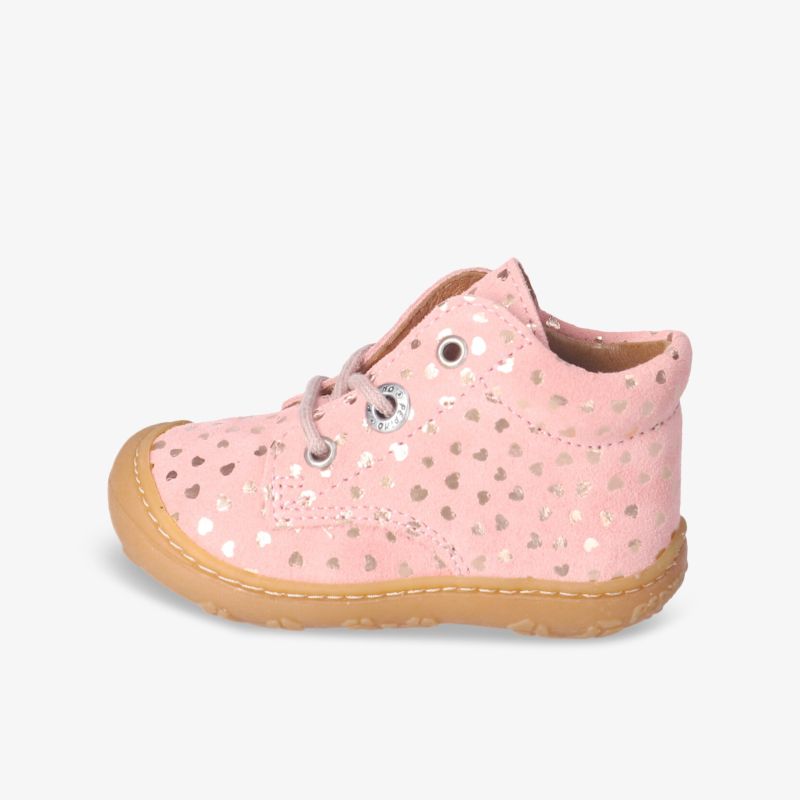 Bequemer, pinker Kinderstiefel mit Herzchenmuster und rutschfester Sohle für optimalen Tragekomfort.