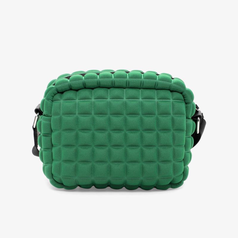 Stilvolle grüne Tasche mit gepolsterter Struktur und verstellbarem Riemen, perfekt für modische Akzente.