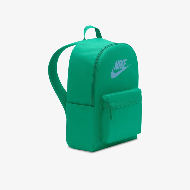 Grüner Rucksack mit Logo-Aufdruck, praktischer Stauraum und robustes Design für vielseitige Nutzung.