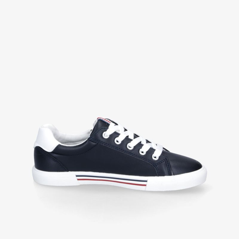Seitlich abgebildeter navy blauer Sneaker mit weißer Sohle und Schnürung, moderner und komfortabler Freizeitschuh