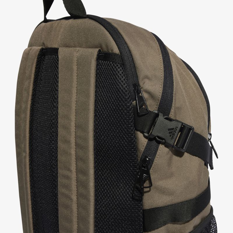 Robuster Rucksack mit verstellbaren Trägern und stilvollem Design, perfekt für Alltag und Abenteuer