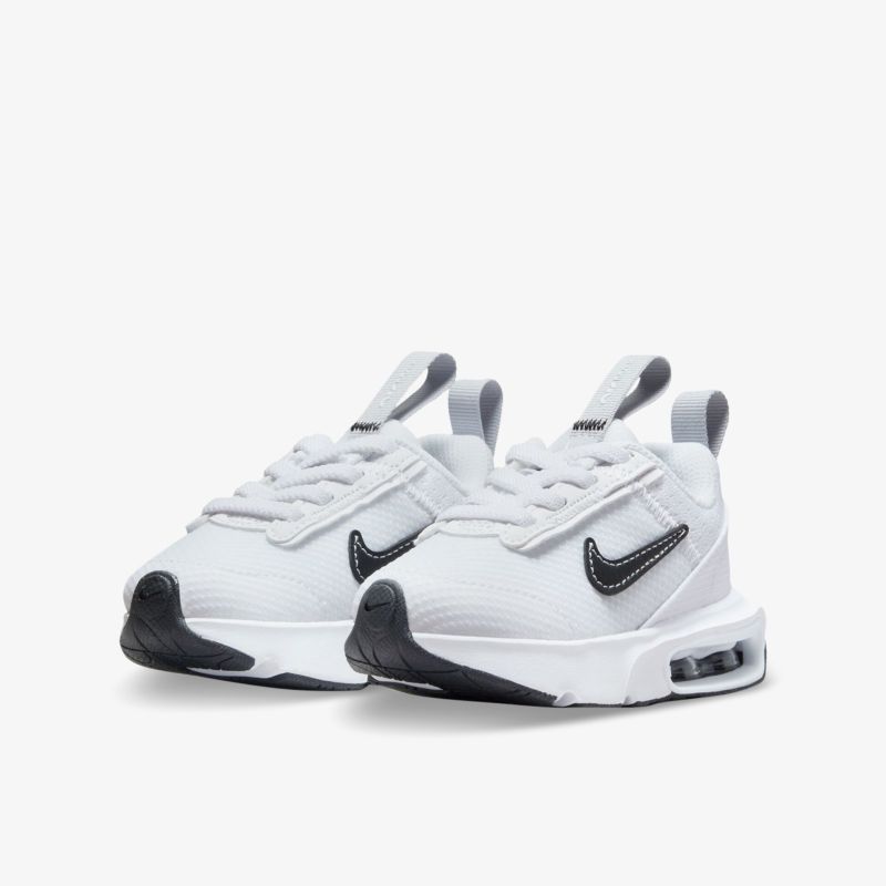 Moderner, weißer Sneaker mit markantem Swoosh-Design und innovativer Air-Sohle für optimalen Tragekomfort.