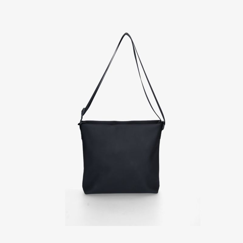 Schwarze Schultertasche mit geradlinigem Design und verstellbarem Schulterriemen, großzügiges Hauptfach für Alltag