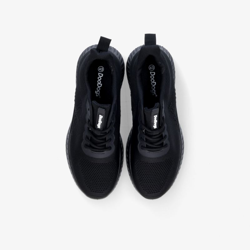 Schwarze Sneaker mit atmungsaktivem Mesh-Design und gepolstertem Tragekomfort für den Alltag.