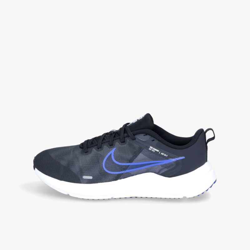 Leichter Sportschuh mit rutschfester Sohle und modernem Design für optimalen Komfort und Atmungsaktivität.