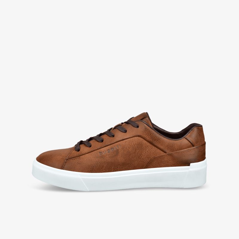 Moderner brauner Sneaker mit weißer Sohle, sportlich und bequem, seitliche Ansicht, schnürbar