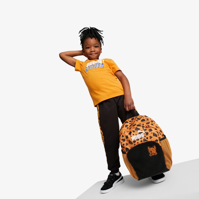 Leuchtend gelbes T-Shirt mit passender schwarzer Hose und trendigem Rucksack in modernem Design