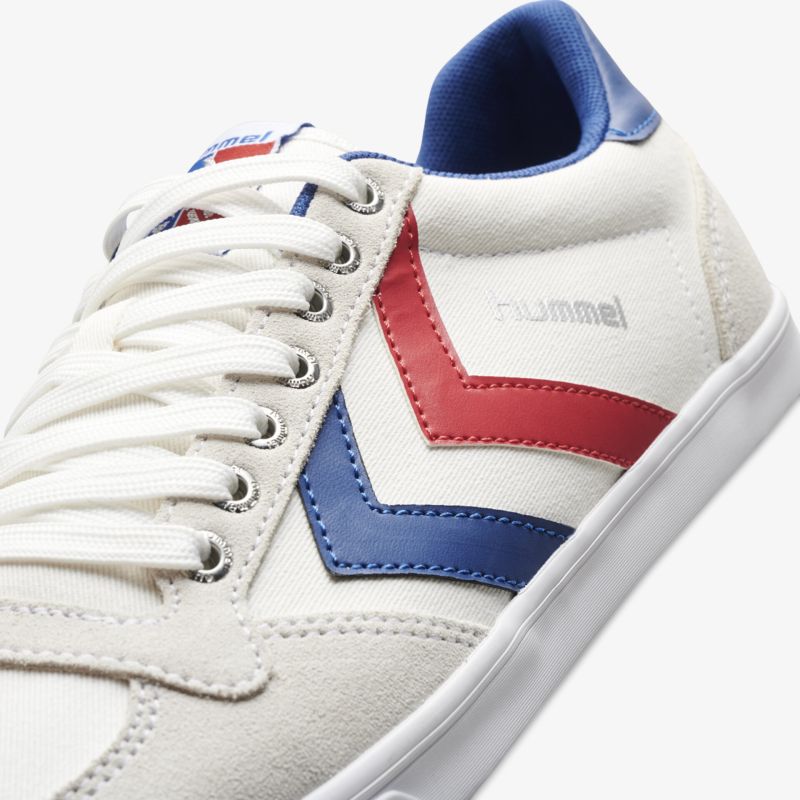 Moderner Sneaker mit farbigen Details und sportivem Design, ideal für Alltag und Freizeitaktivitäten.