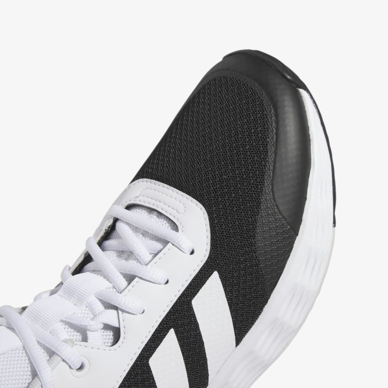 Moderner schwarz-weißer Sneaker mit bequemer Sohle und stilvollem Design für sportliche Aktivitäten