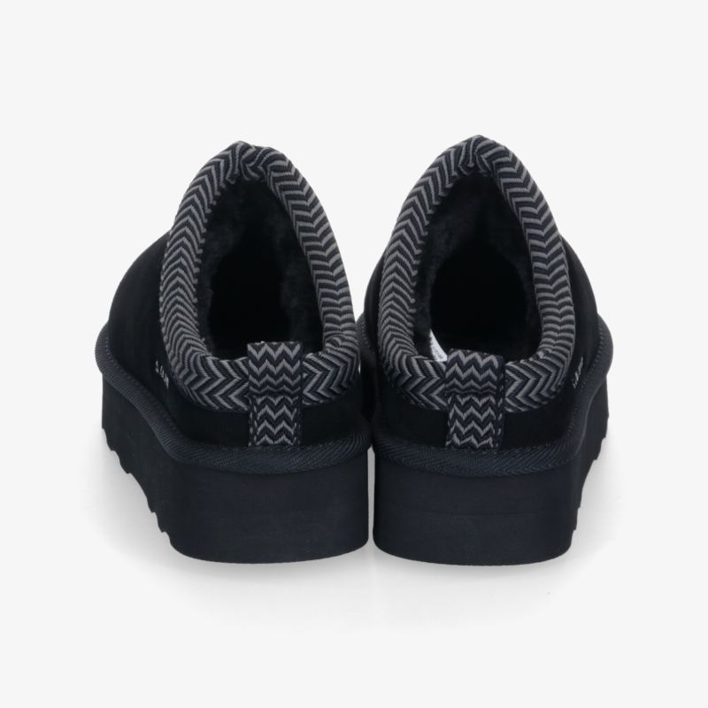 Schwarze Sneaker Rückansicht mit gepolstertem Einstieg und robustem, modernem Design für hohen Tragekomfort