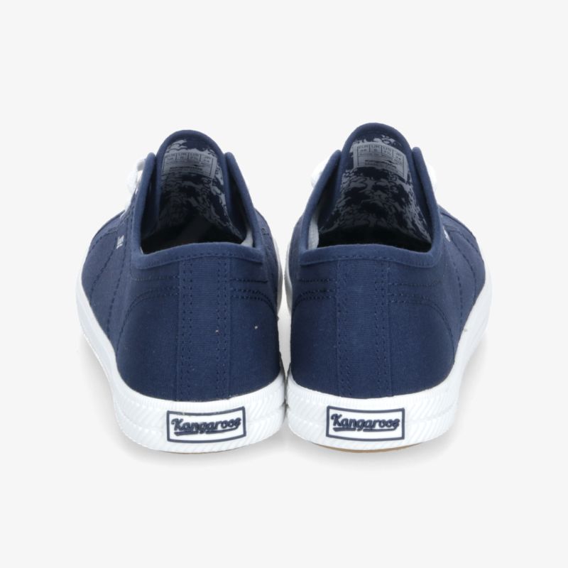 Blauer Sneaker aus Canvas mit weißer Gummisohle, sportlich und bequem, Rückansicht zeigt Paar Schuhe