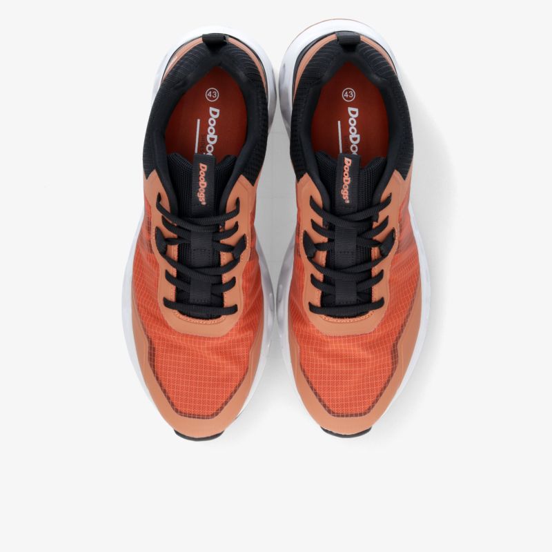 Draufsicht auf sportliche orange Sneaker mit schwarzer Schnürung, atmungsaktiv und bequem