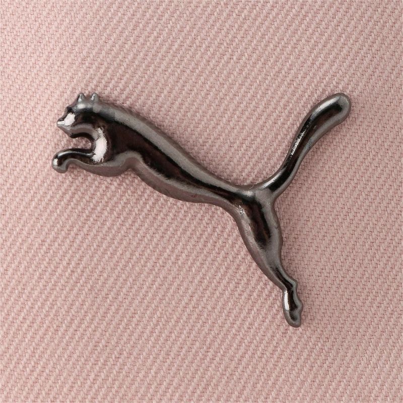 Stilvolles Puma-Logo auf strukturiertem Stoff, ikonisches Design für sportliche Eleganz