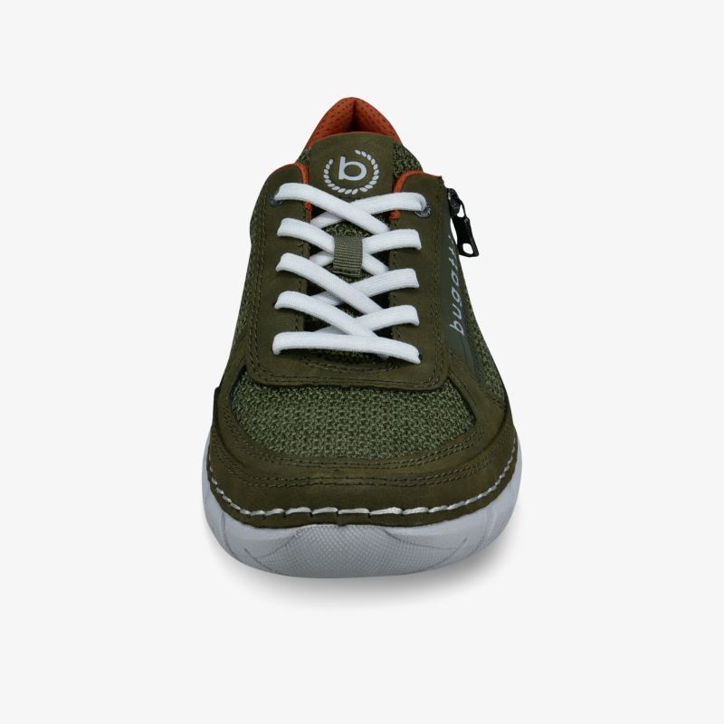 Grüner Sneaker mit weißer Schnürung und rutschfester weißer Sohle in Frontansicht