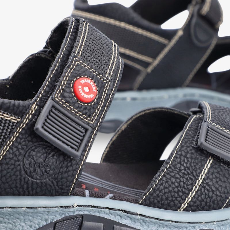 Detailaufnahme von robusten, bequemen Sandalen mit verstellbaren Riemen und ergonomischer Sohle.