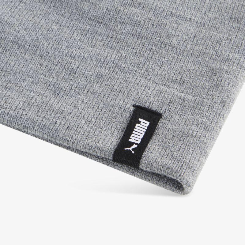 Detailaufnahme graue Strickmütze mit weichem Material und sportlichem Puma Logo, bequem und elastisch