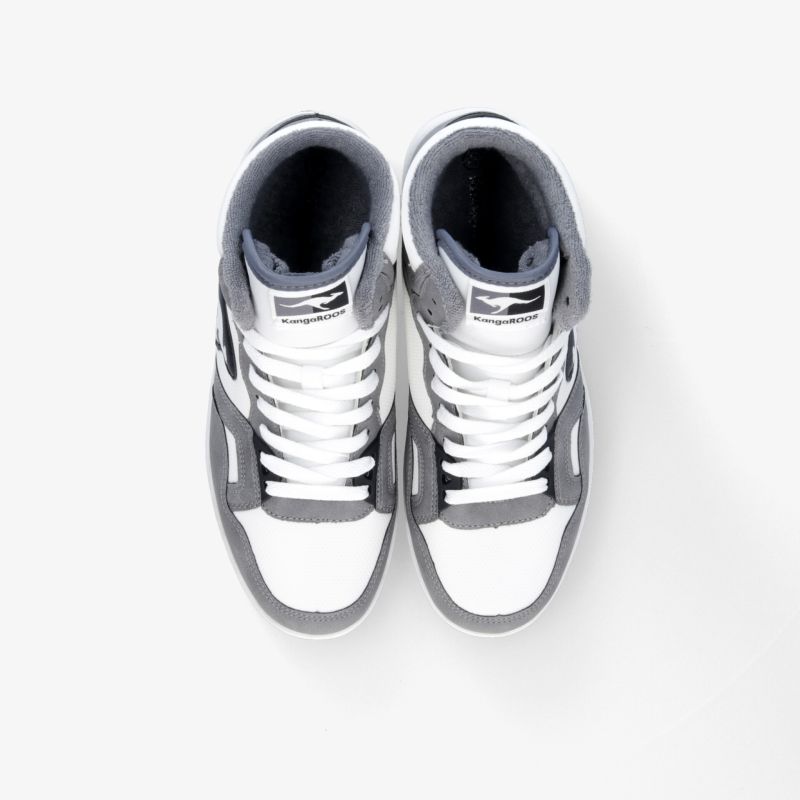 Moderner Sneaker mit strapazierfähigem Materialmix und sportlichem Design für komfortables Tragen.