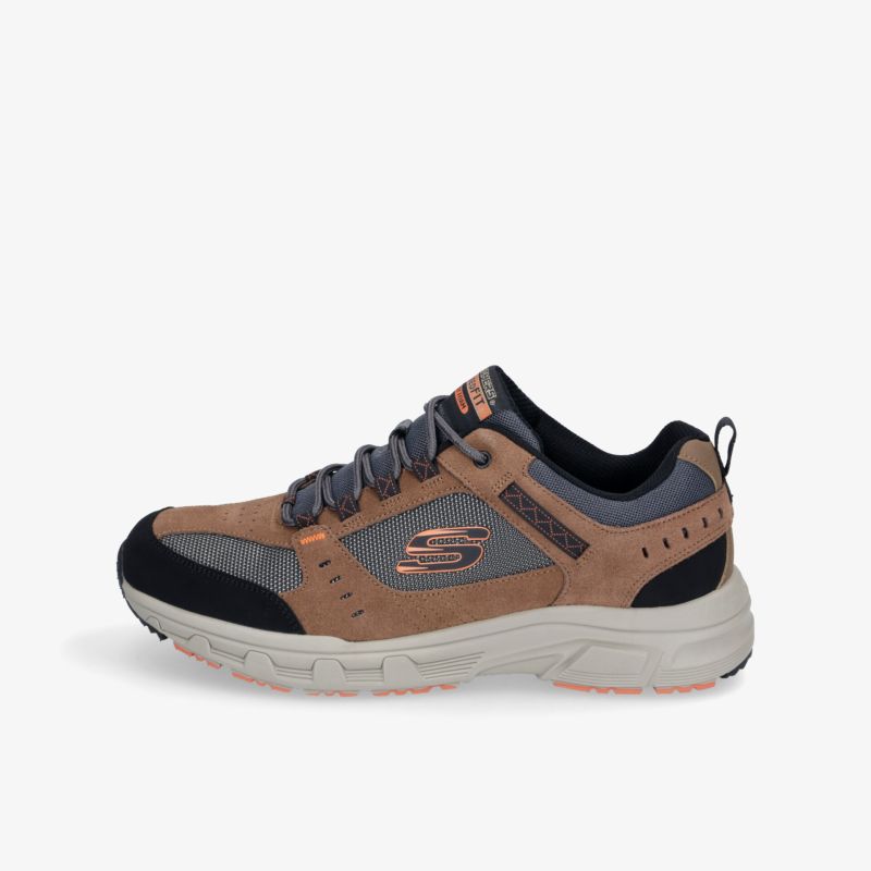 Moderner Sneaker mit gepolstertem Kragen und rutschfester Sohle für optimalen Tragekomfort und Halt.