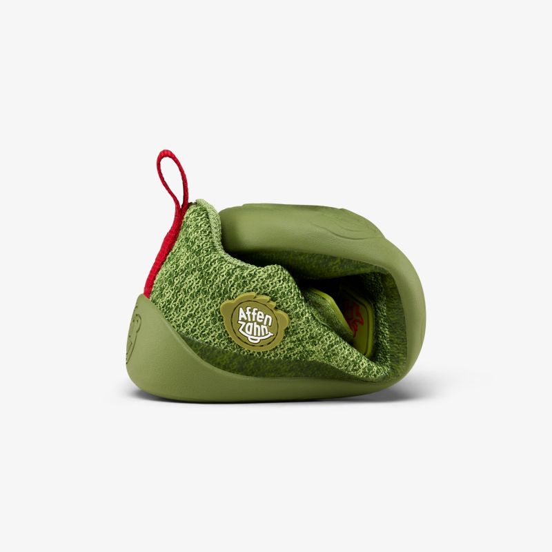 Flexibler, grüner Schuh mit modernem Design und praktischem Pull-Tab für einfache Handhabung.