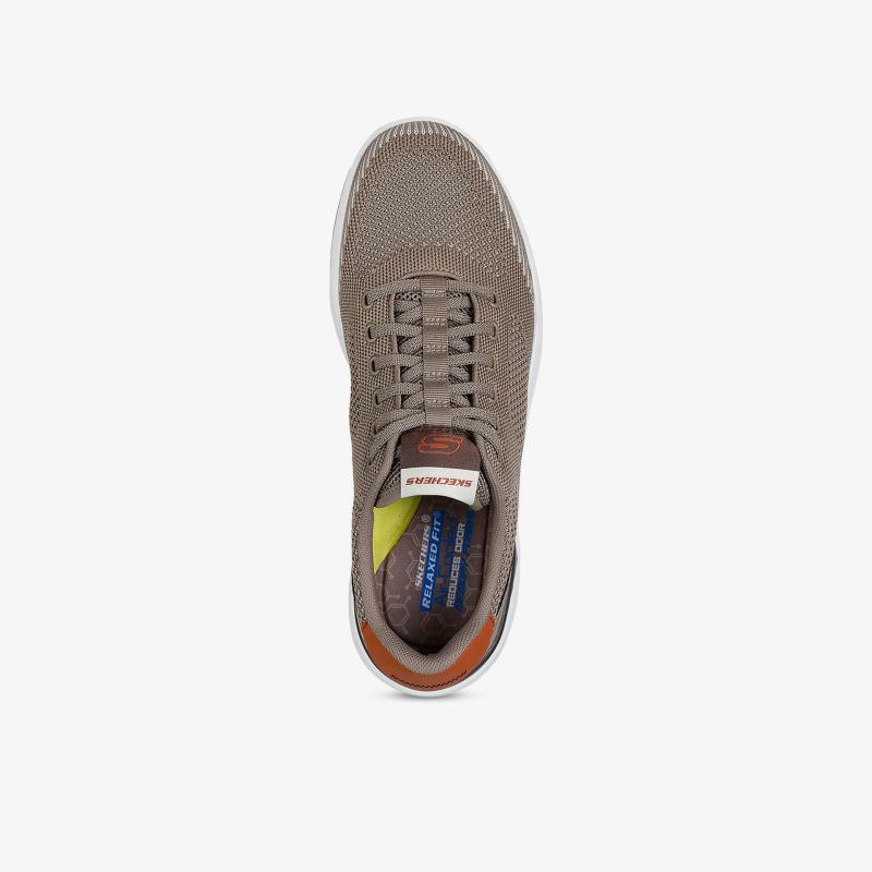 Leichter Sportschuh in hellbraun mit atmungsaktivem Material und gepolsterter Innensohle, moderne Schnürung