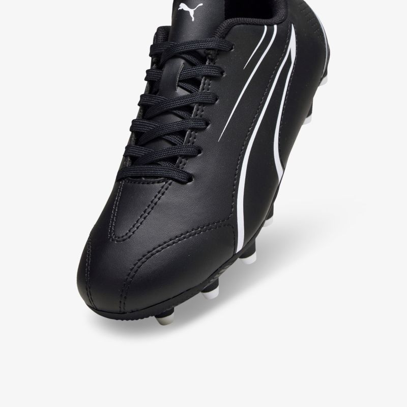 Schwarzer Fußballschuh mit weißem Streifen, ideal für festen Halt und Komfort auf dem Spielfeld.