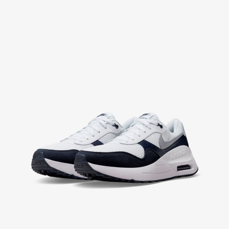 Moderner weißer Sneaker mit navy Akzenten. Sportliches Design in Lederoptik, komfortabel und strapazierfähig.