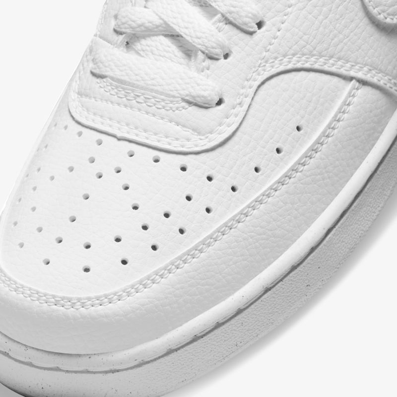 Moderner weißer Sneaker mit perforiertem Obermaterial für Luftzirkulation und stilvollem Design.