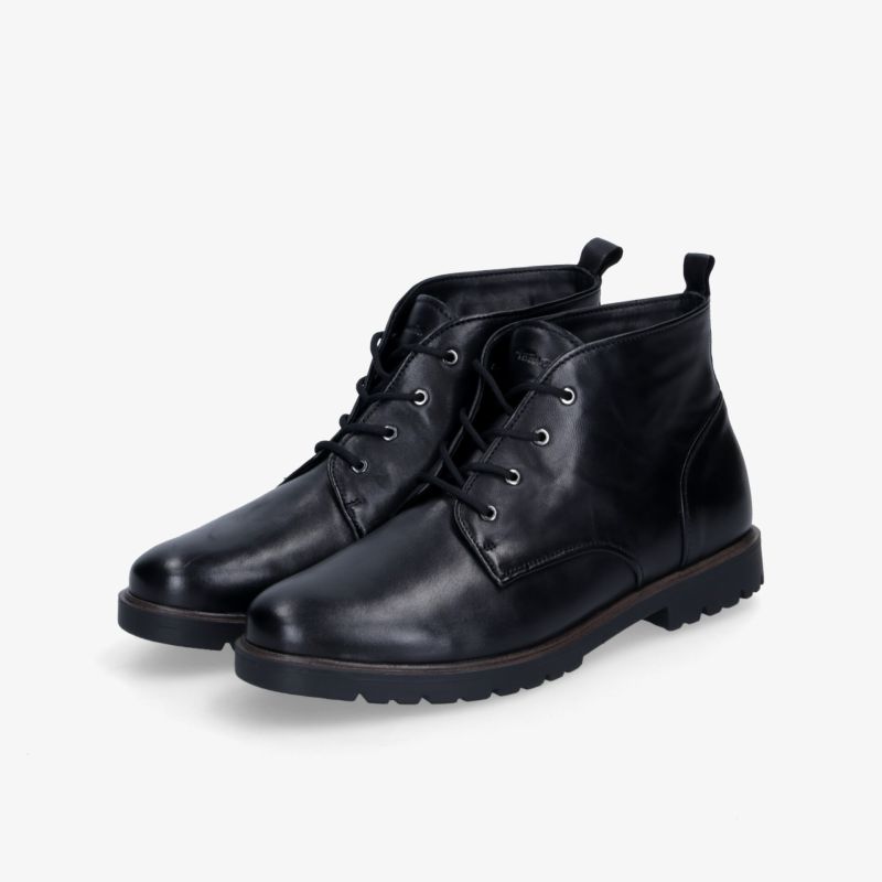 Schwarze Lederstiefel im Paar mit robuster Schnürung und stabiler rutschfester Sohle, elegantes und bequemes Design