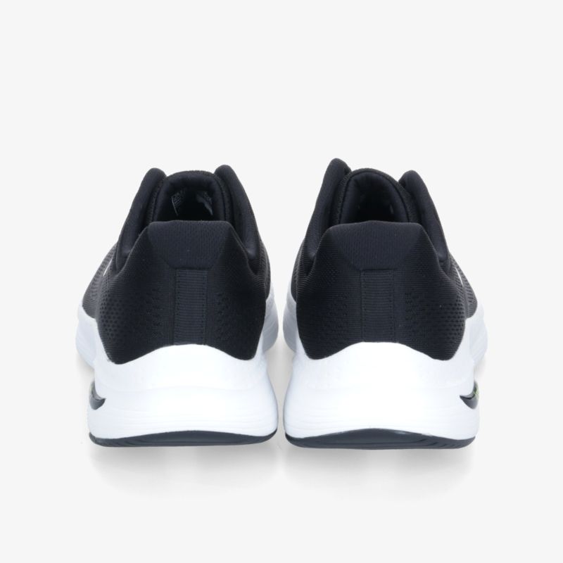 Rückansicht von zweifarbigen Sportschuhen mit kontrastierenden Details und rutschfester Sohle