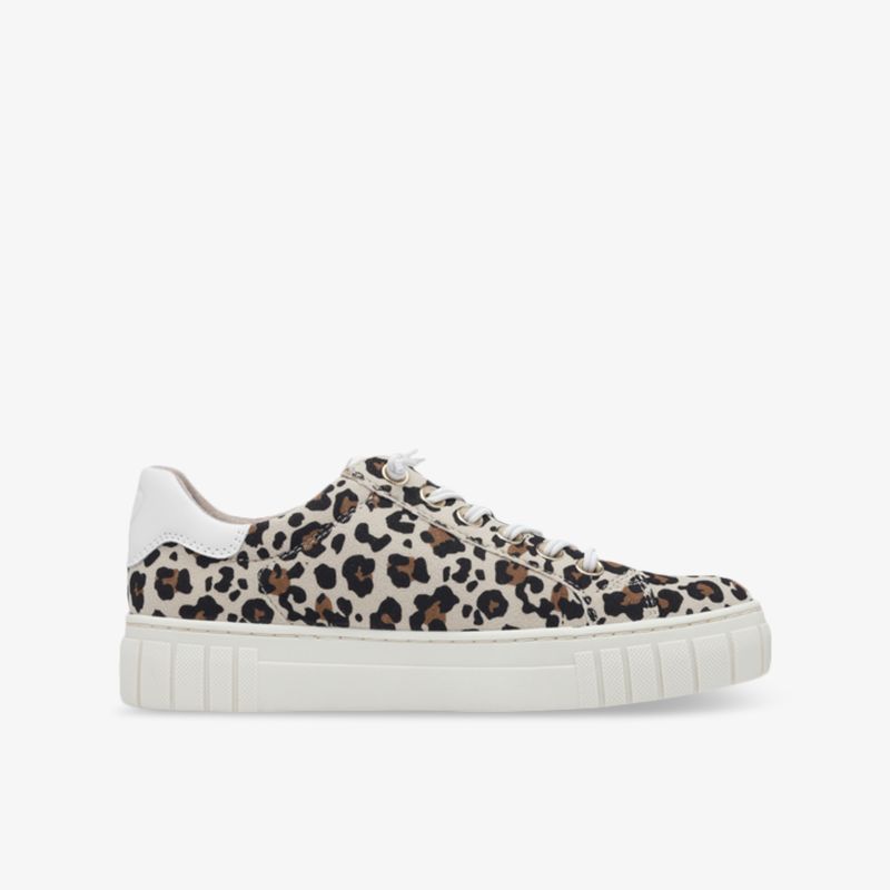 Seitliche Ansicht eines weißen Sneakers mit auffälligem Leopardmuster und robuster Gummisohle, modisch und bequem
