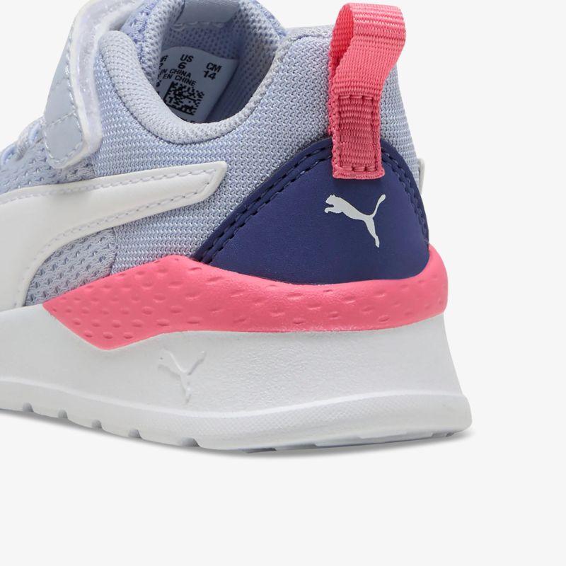 Nahaufnahme des hinteren Bereichs eines Puma Sportschuhs mit gepolstertem Kragen und rutschfester Sohle in Weiß, Blau und Pink