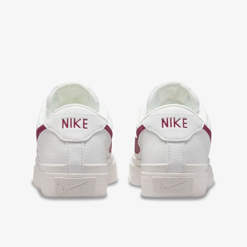 Weiße Nike Sneaker mit rotem Akzent und Logo auf der Ferse, Rückansicht