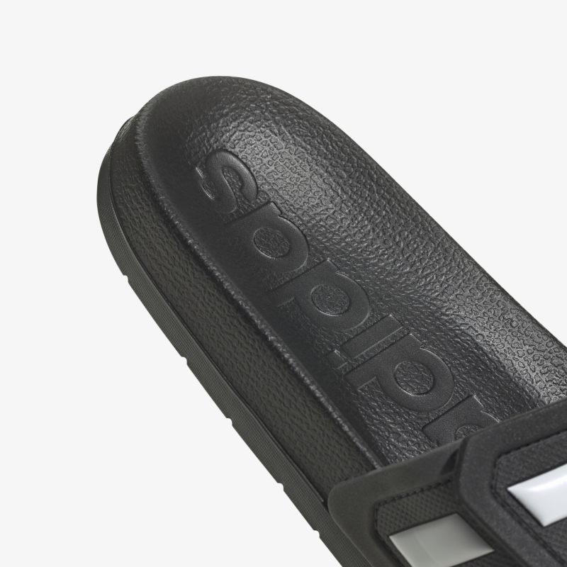 Stilvolle und bequeme schwarze Sandale mit hochwertiger Verarbeitung und rutschfestem Design.