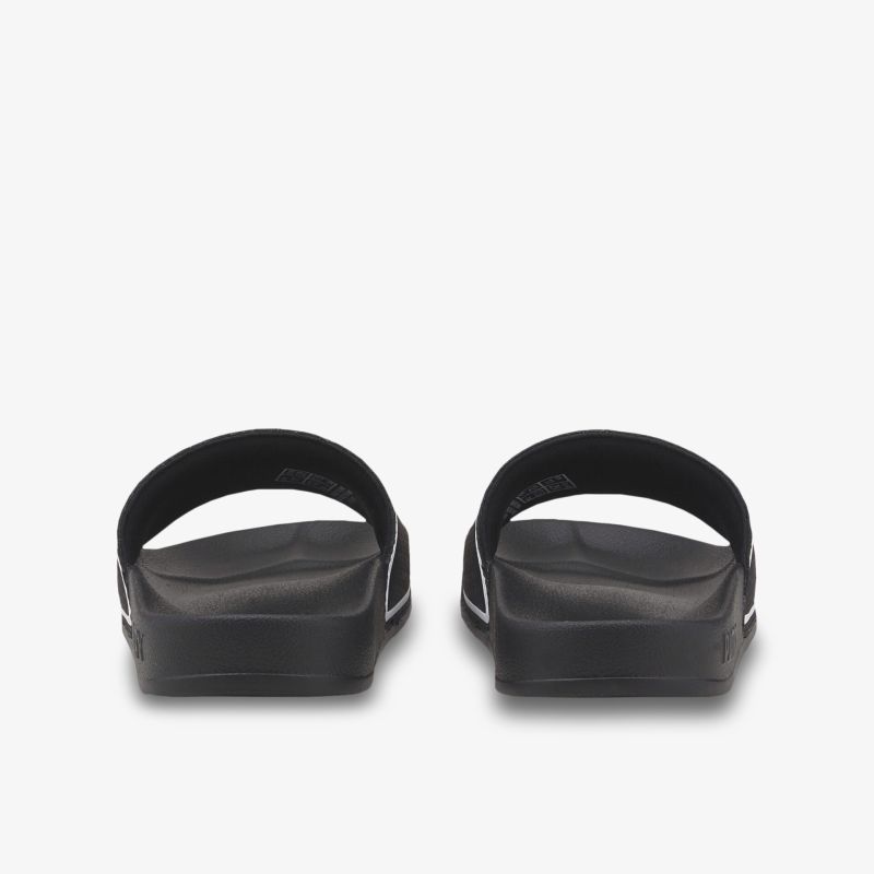 Schwarzes Paar Schuhe mit offenem Riemen, robust und bequem für den Alltag geeignet