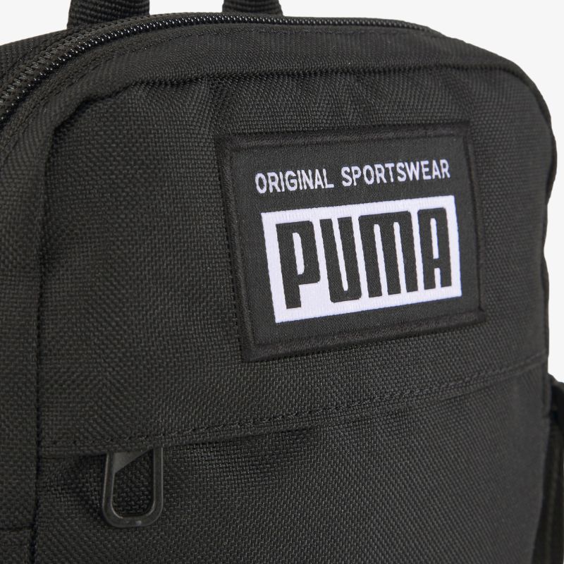 Schwarzer Rucksack mit auffälligem Logo, ideal für sportliche Einsätze und vielseitig einsetzbar.