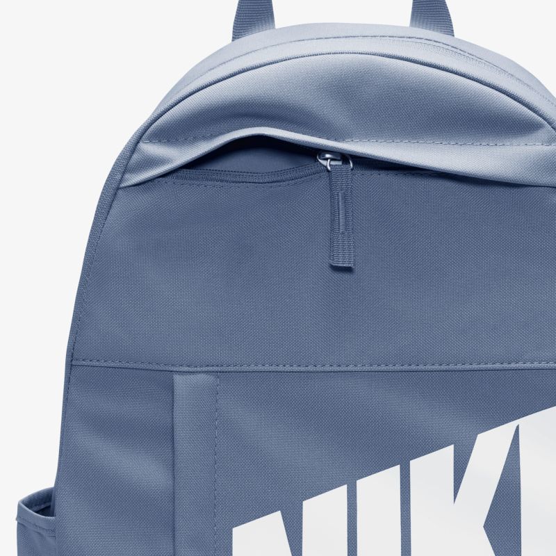 Robuster blauer Rucksack mit stilvollem Design und geräumigen Fächern für Komfort und Funktionalität.