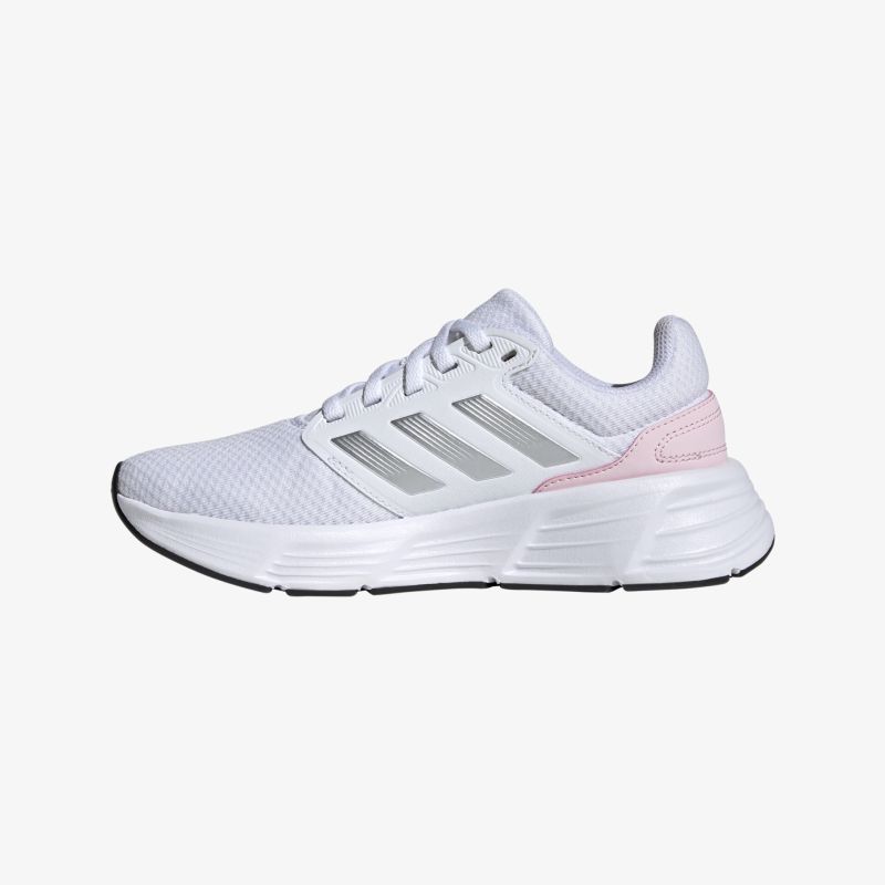Moderner weißer Sneaker mit rosa Akzenten und bequemer Sohle für sportliche Aktivitäten