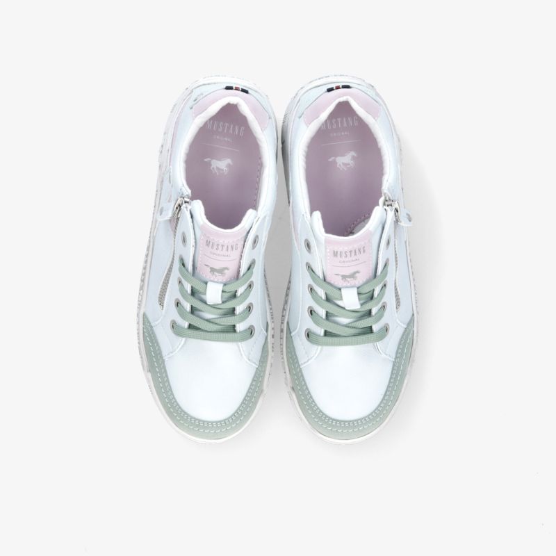 Weiße Sneaker mit pastellgrünen Akzenten und Schnürsenkeln in Draufsicht. Perfekt für stilvolle Freizeitoutfits.