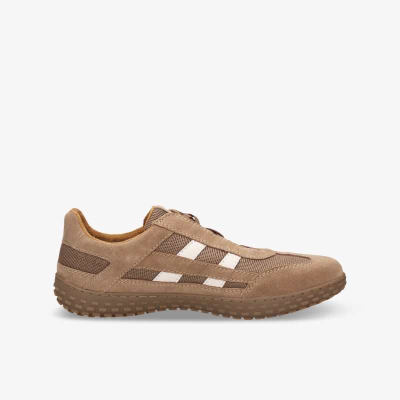 Leichter brauner Sportschuh seitlich mit rutschfester Sohle und atmungsaktivem Material für hohen Tragekomfort