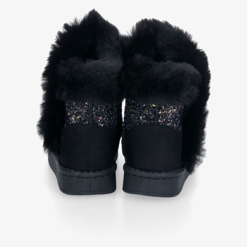 Warme Schuhe mit weichem Innenfutter und elegantem Design, rückseitige Ansicht zeigt robuste Verarbeitung und hohen Tragekomfort