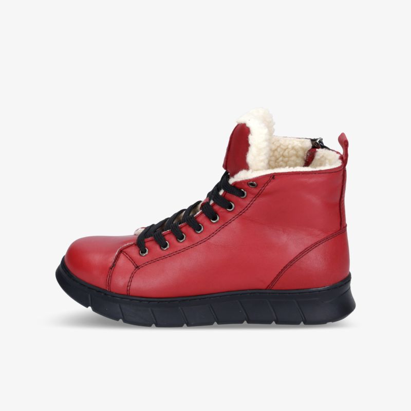 Roter Sneaker Boot mit warmer Fleece-Fütterung und seitlichem Reißverschluss auf robuster schwarzer Gummisohle