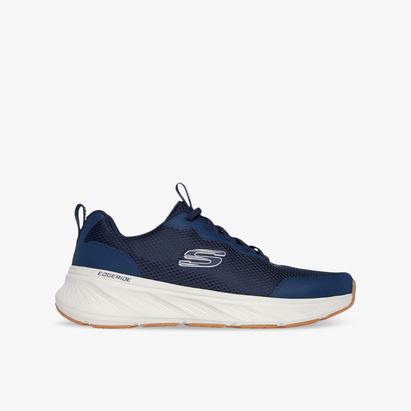 Leichter, atmungsaktiver Sportschuh mit moderner Optik, flexibler Sohle und bequemer Passform seitlich gezeigt