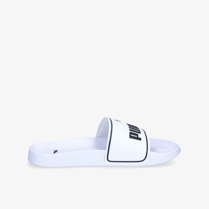 Moderner weißer Slide mit ergonomischem Design und markantem Print, ideal für Freizeit und Komfort.