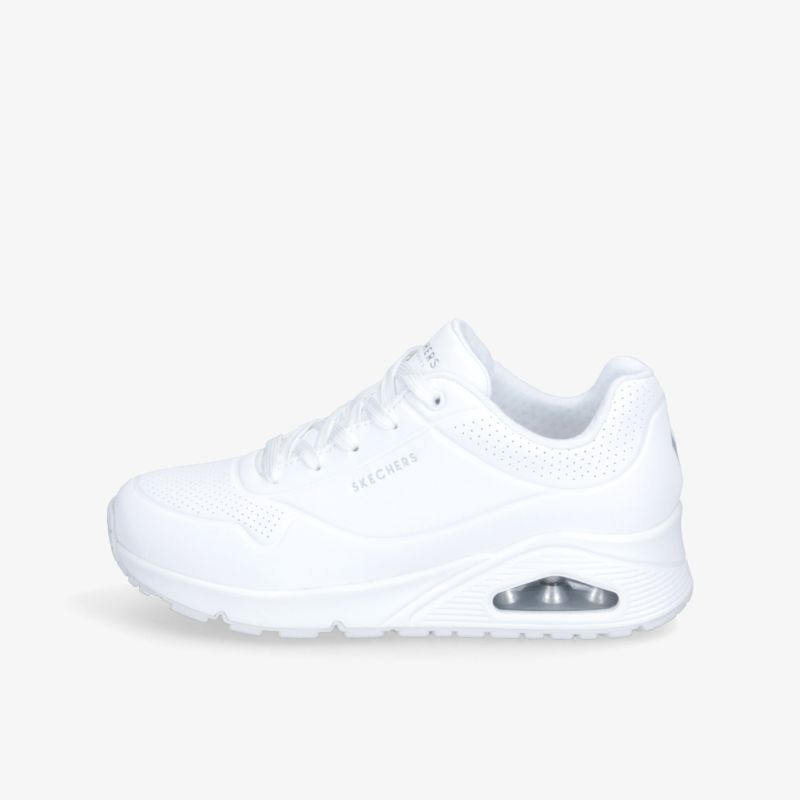 Sportliche weiße Sneaker mit stoßdämpfender Sohle und bequemem Sitz für optimalen Tragekomfort.