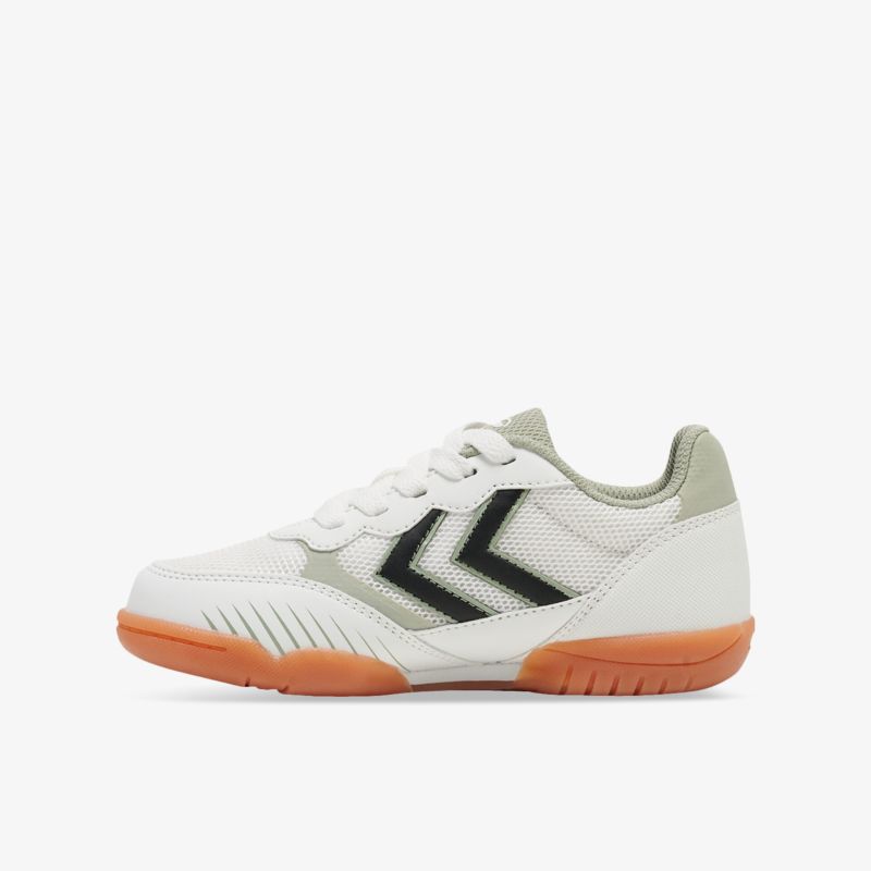 Moderner weißer Sneaker mit schwarzen Akzenten und rutschfester, orangefarbener Gummisohle, seitlich abgebildet.